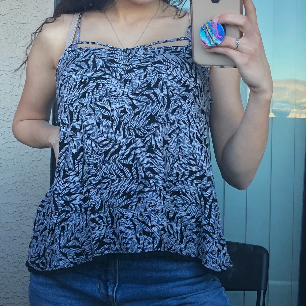 Designed basic tank top - Picture 2 of 3